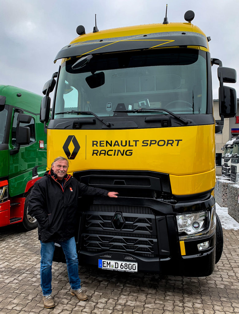Der Fuhrpark der Döpke Logisitk darf einen sportlichen Neuzugang in seinen Reihen begrüßen !
Am heutigen Freitag hat unser Kollege Peter das Exemplar mit der Nummer 4, der auf 100 Fahrzeuge limitierten Sonderedition Renault Sport Racing T High 520, übernommen. 