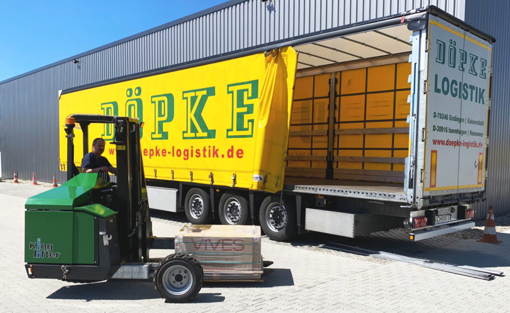 Wir erweitern unsere Leistungspalette für Sie: 
Ab sofort verfügen wir über verbreiterbaren Mega-Trailer mit einem geländegängigen Mehrwege-Mitnahmestapler. Somit können wir Ihre Ladungen mit bis zu 3 Meter Höhe, 3,30m Breite und 2 Tonnen transportieren, sowie autark be- und entladen.