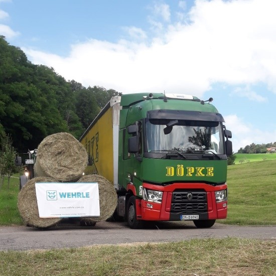 STARKE PARTNER - STARKE AKTION: Döpke liefert in Kooperation mit der WEHRLE-WERK AG Emmendingen eine Futtermittel-Spende von Freiämter Landwirten nach Euskirchen
